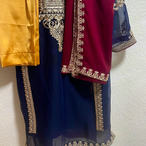 Pakistani ladies party ware suit - Picture 7 of 7